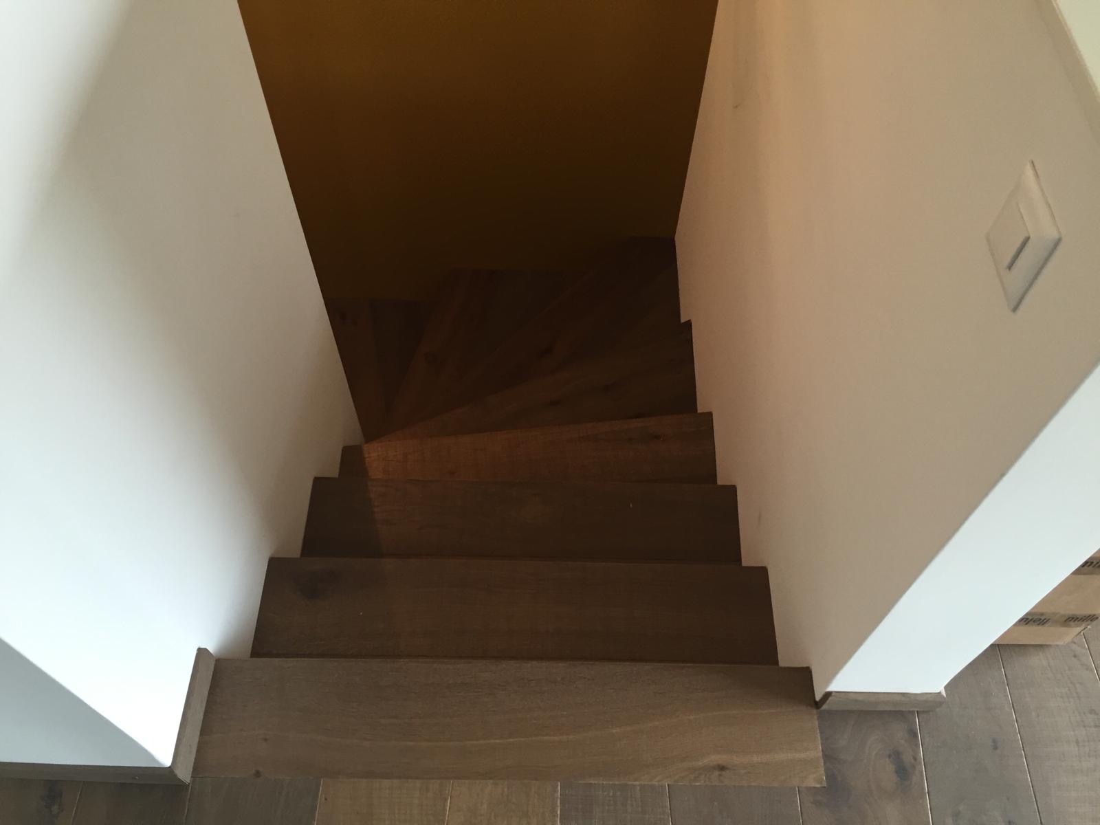 Escalier vue plongée bois