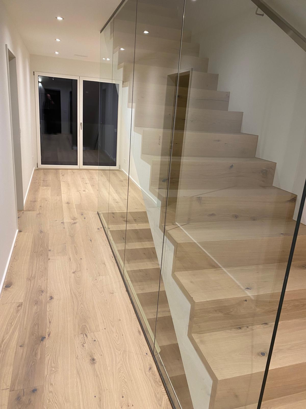 Escalier bois clair garde-corps verre