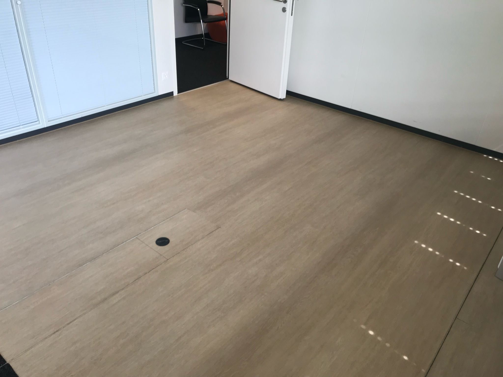 Linoléum effet bois clair bureaux