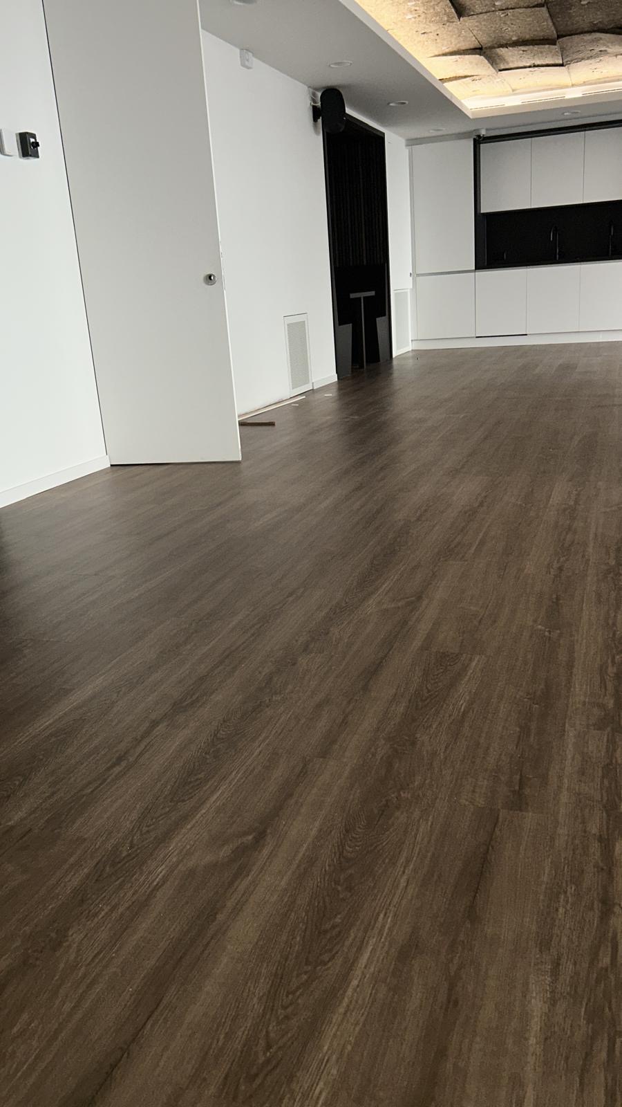 Linoléum effet bois foncé pièce blanche