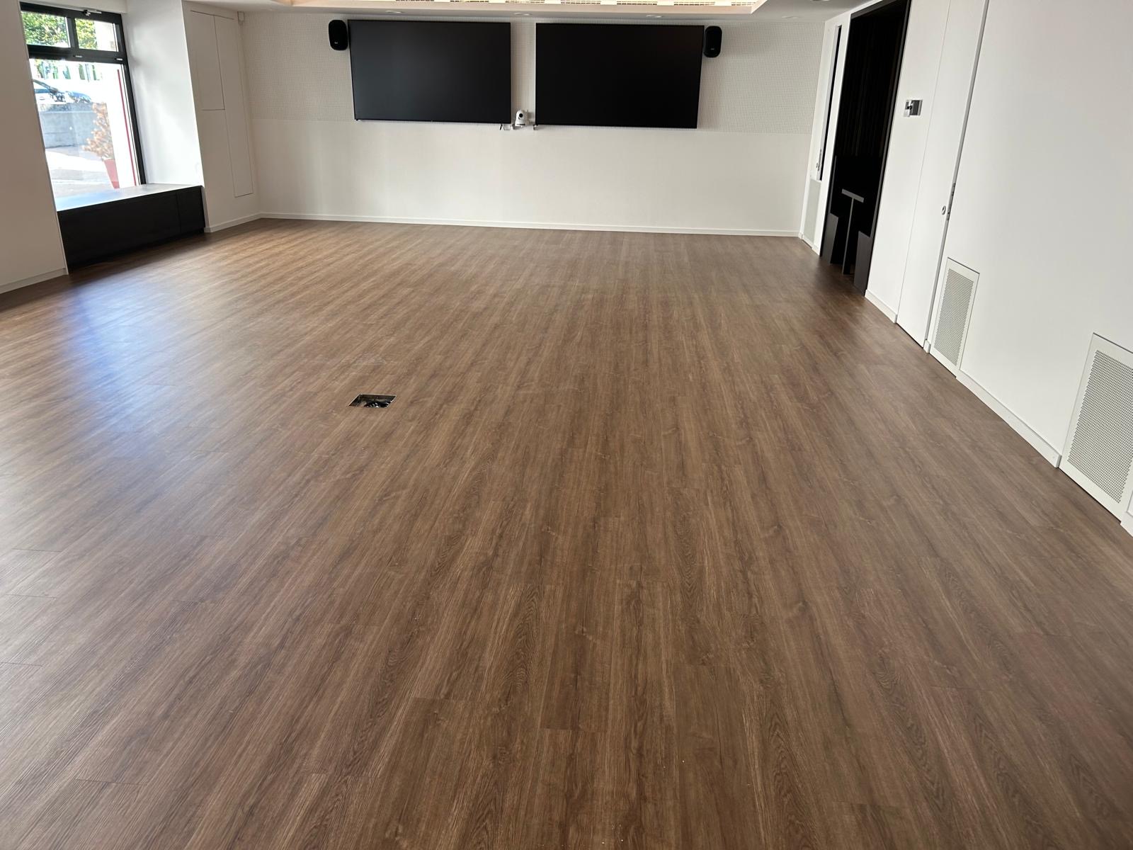 Linoléum salle équipée écrans