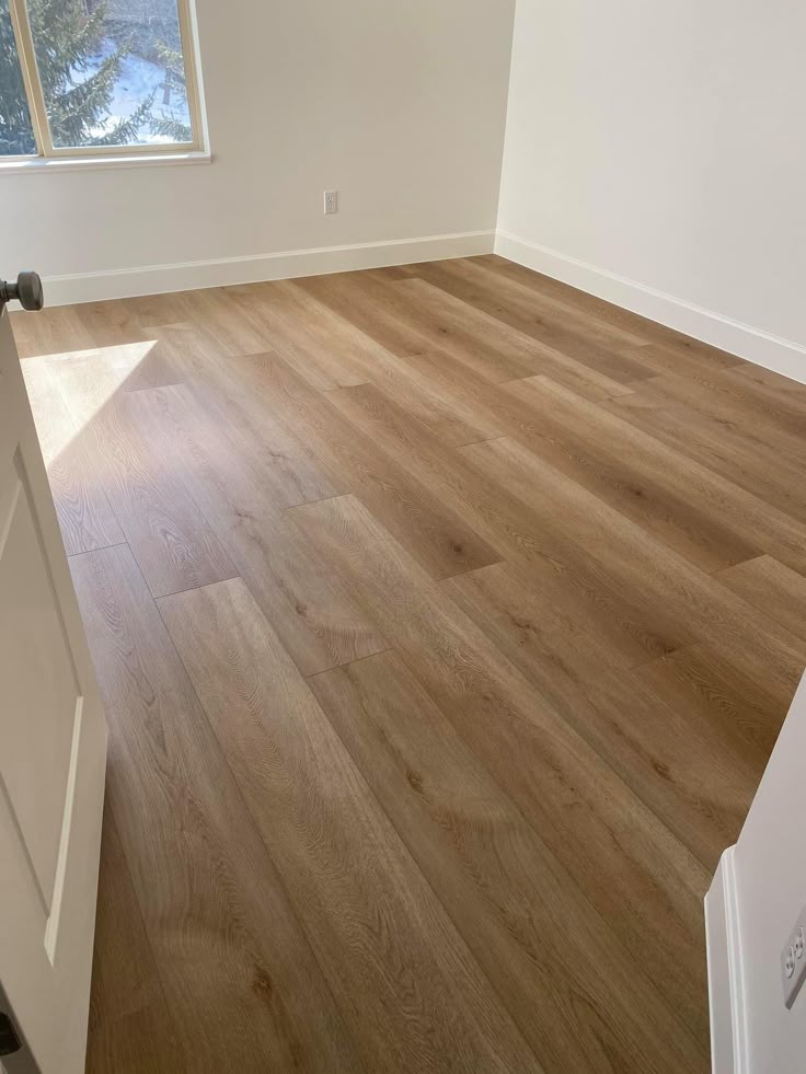 Linoléum effet bois clair pièce lumineuse