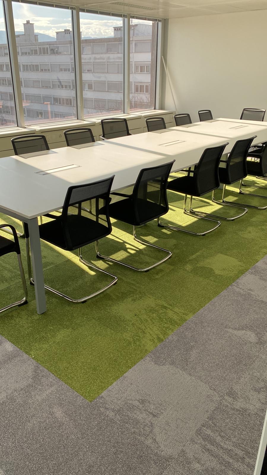 Salle de réunion moquette verte