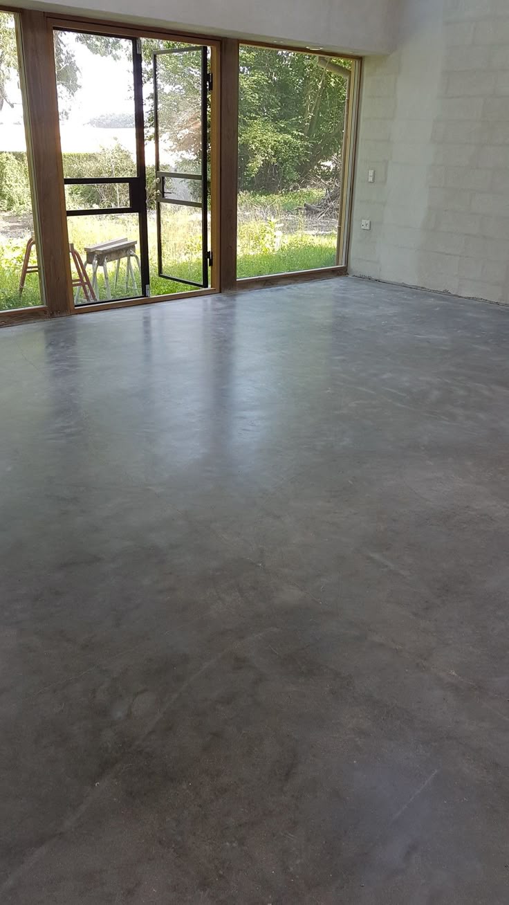 Sol béton ciré gris vue jardin
